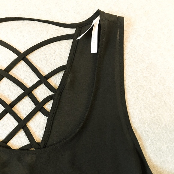 Black sleeveless top with lattice work - Picture 2 of 5